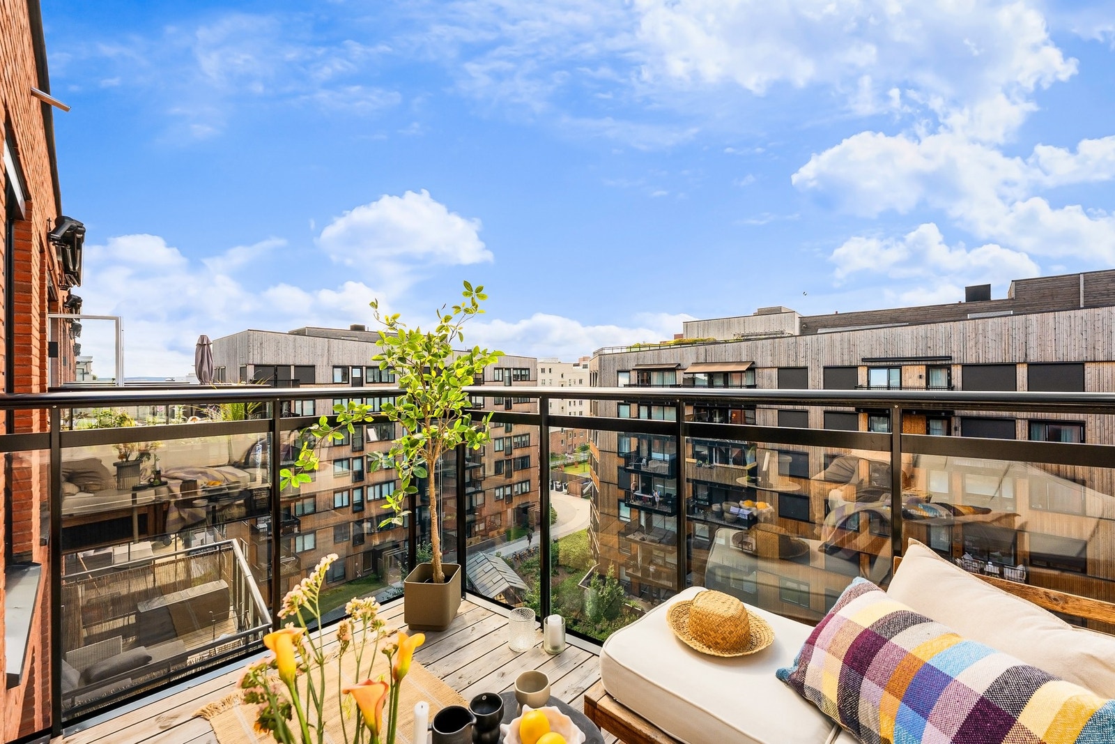 Balkongen på ca. 6 m² har plass til det du trenger. Galleribilde