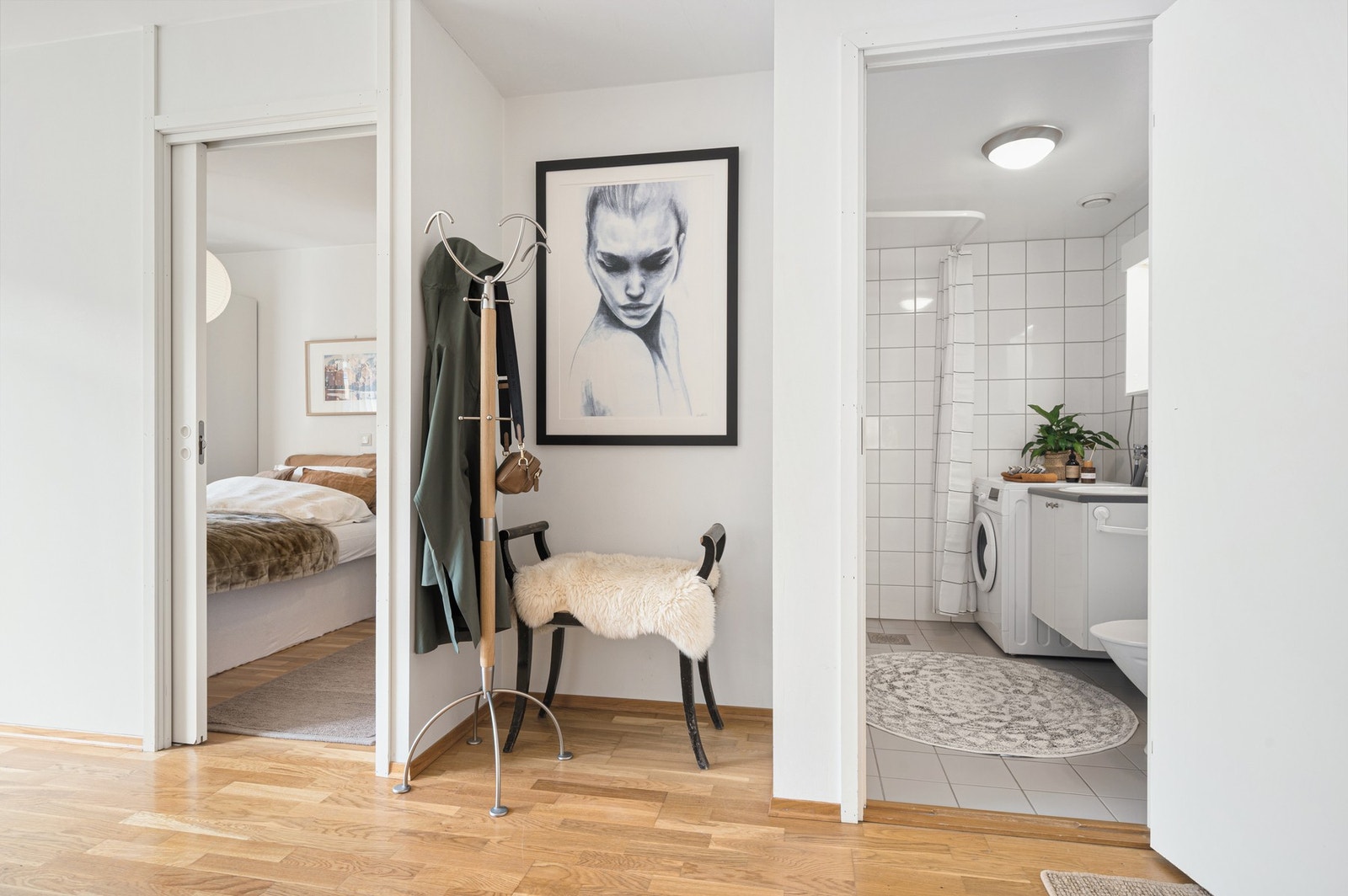 Fra baderommet har du enkel tilgang til soverommet. Galleribilde