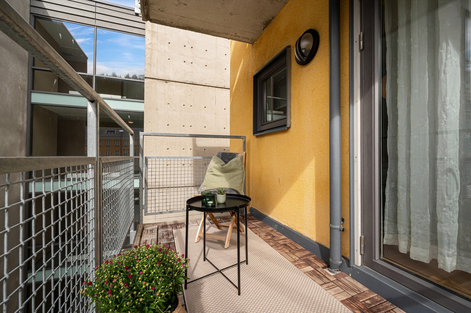 Balkongen har plass til en hyggelig sittegruppe. Galleribilde