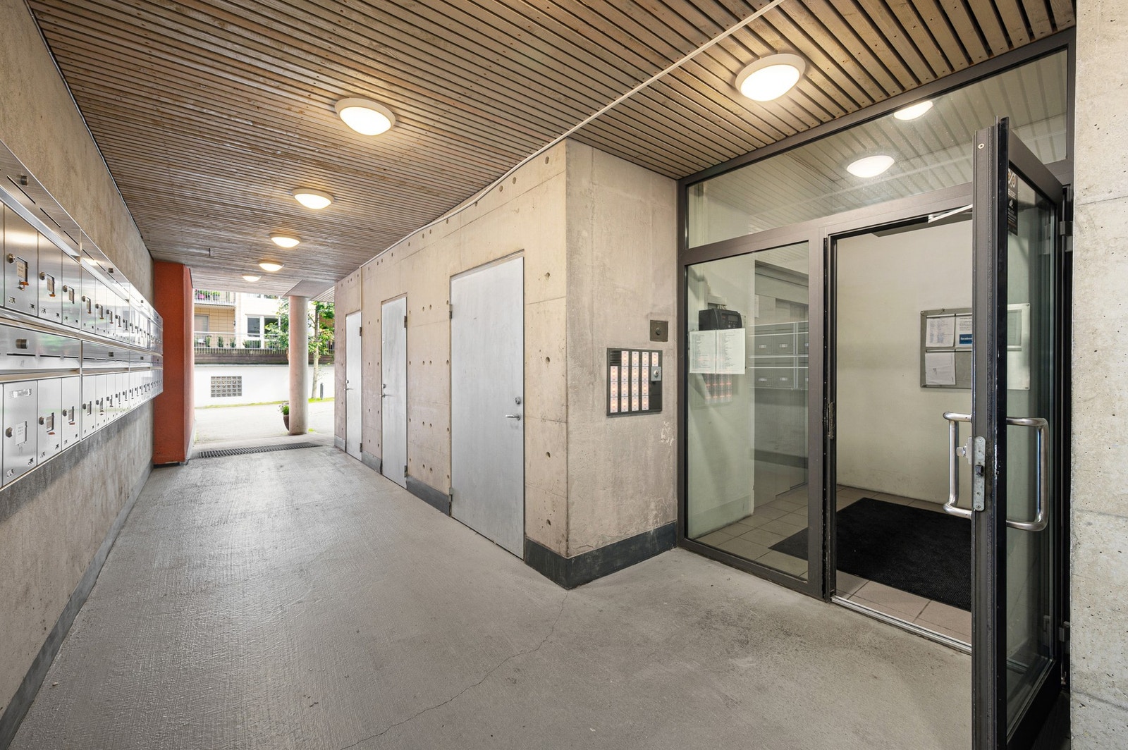 Hyggelig inngangsparti til bygget. Galleribilde