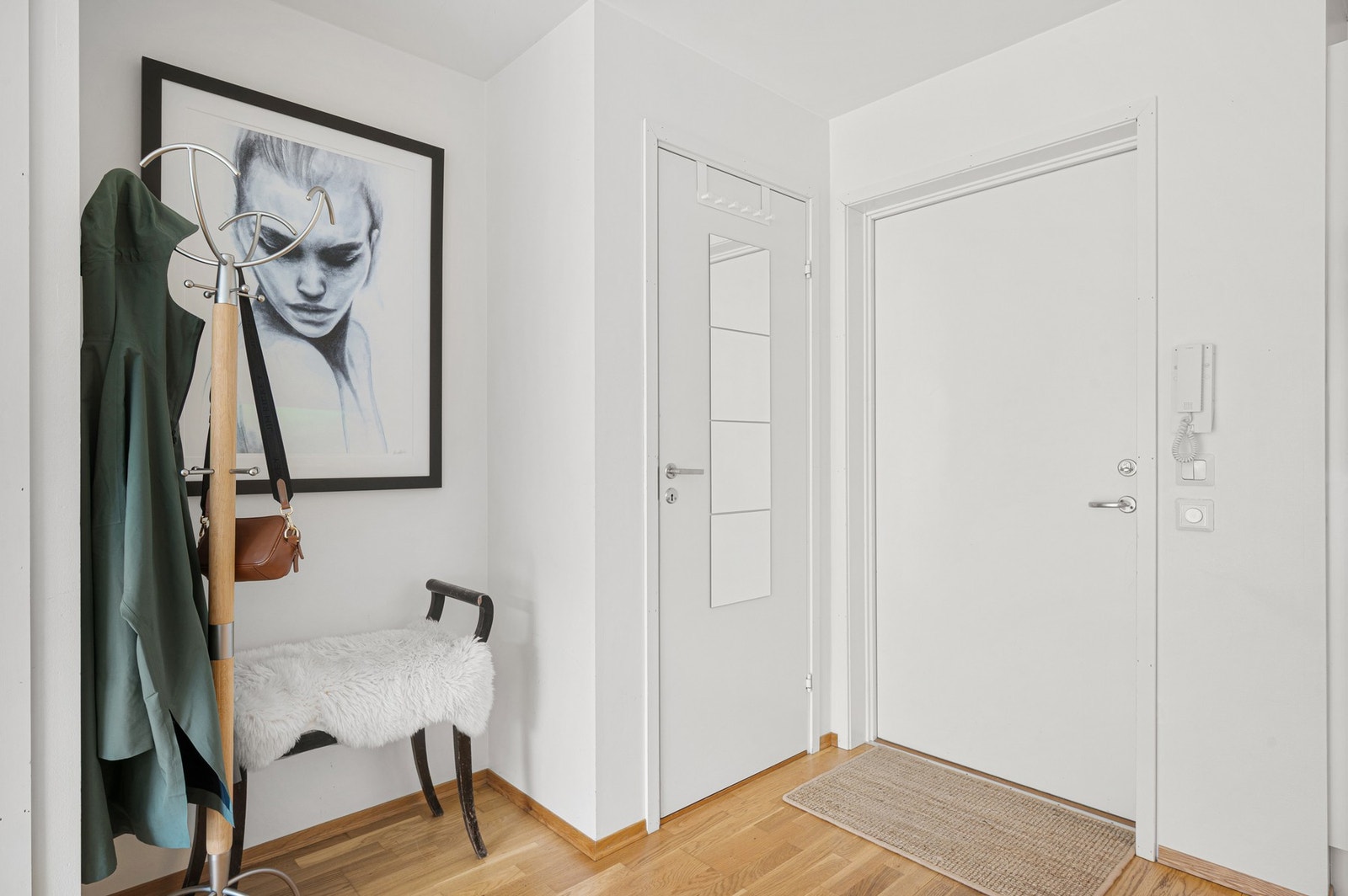 Lys og innbydende entré med god plass til sko- og yttertøy. Galleribilde