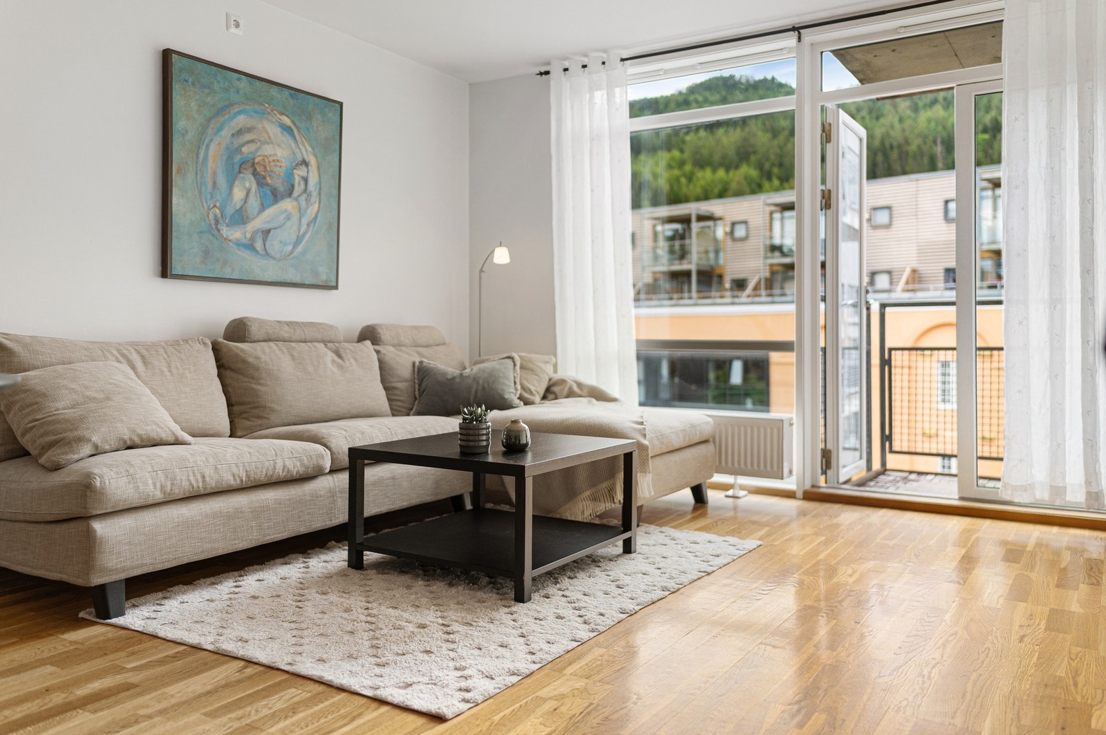 Delikat stue med god plass til sofakrok. Galleribilde