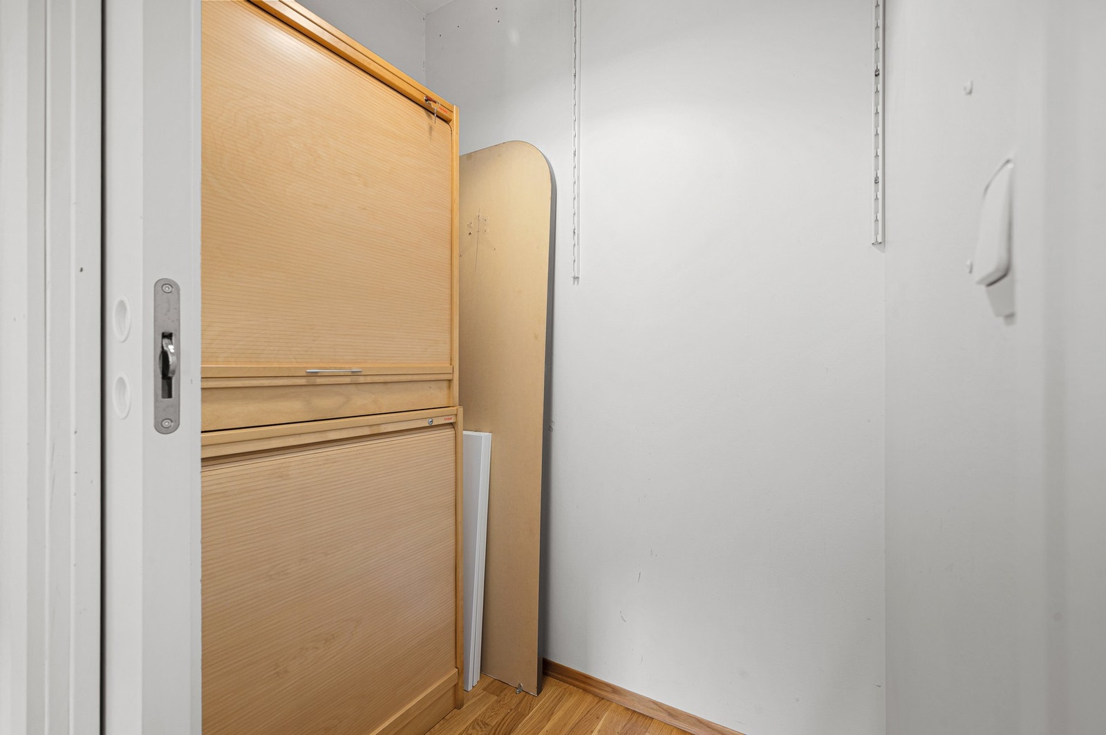 Praktisk walk-in closet på 1,6 kvadratmeter. Galleribilde