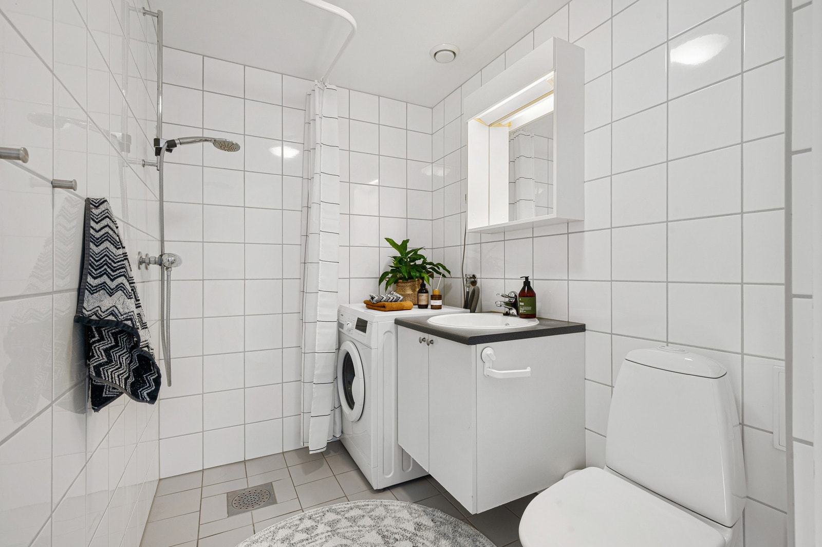 Lyst baderom på 3,4 kvadratmeter. Galleribilde
