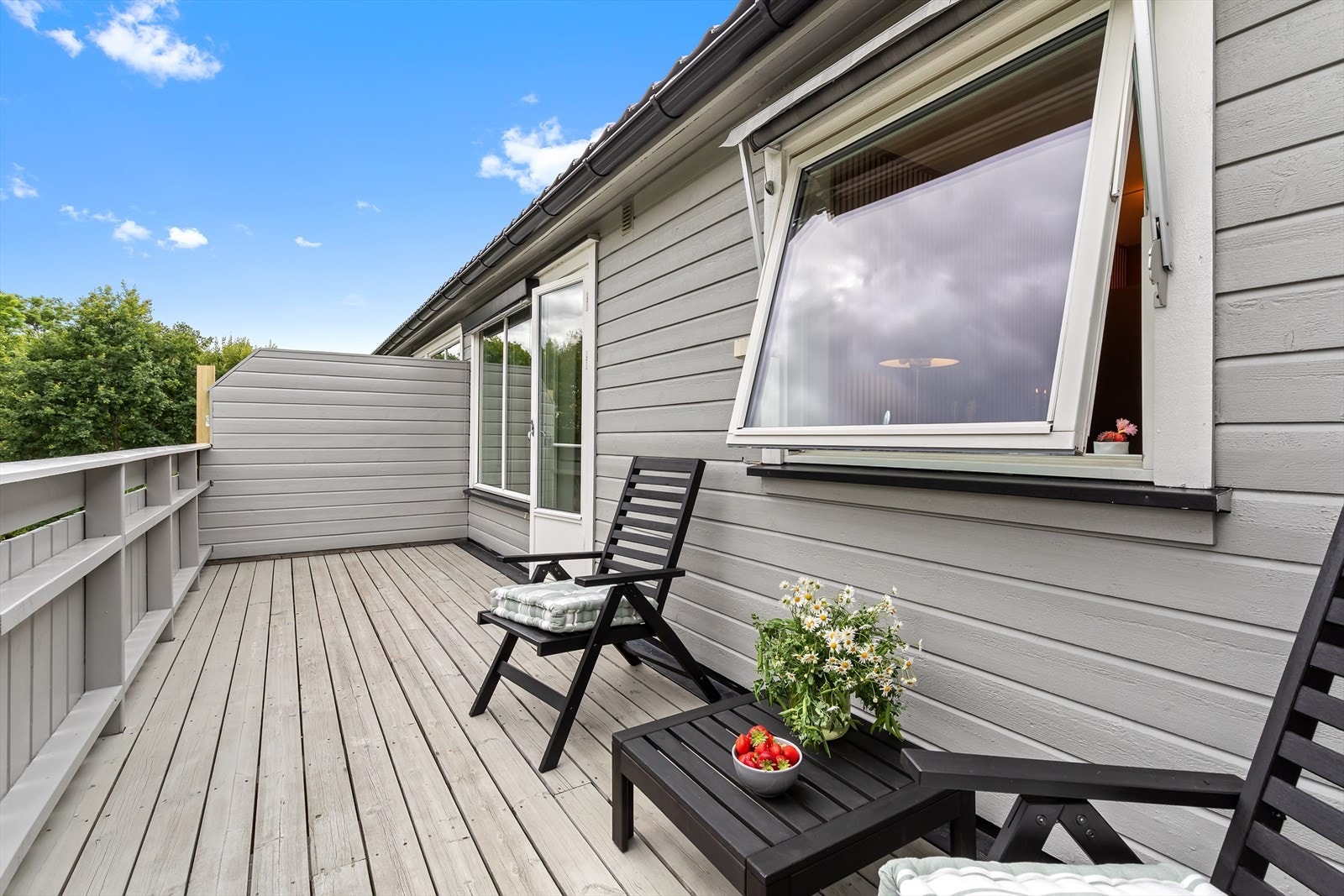 Veranda på ca. 14 kvm med skjermende levegger, sol og hyggelig utsikt. Galleribilde