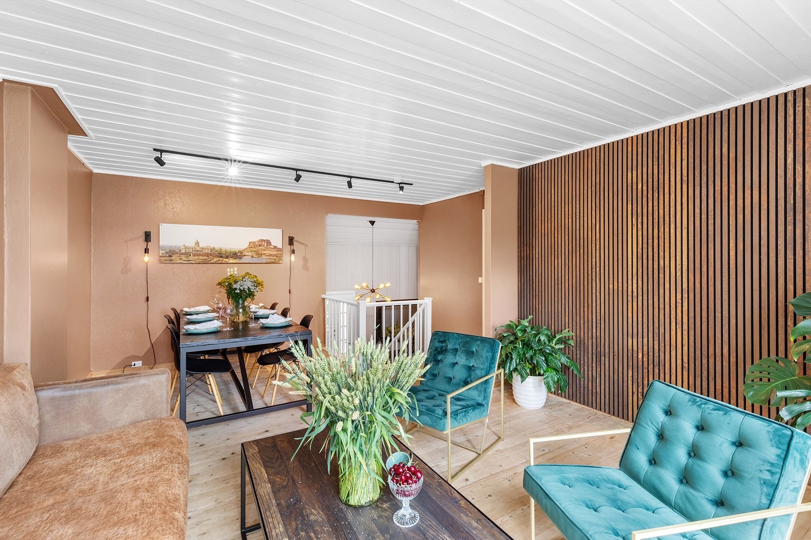 Plass til både spisebord og sofagruppe. Galleribilde