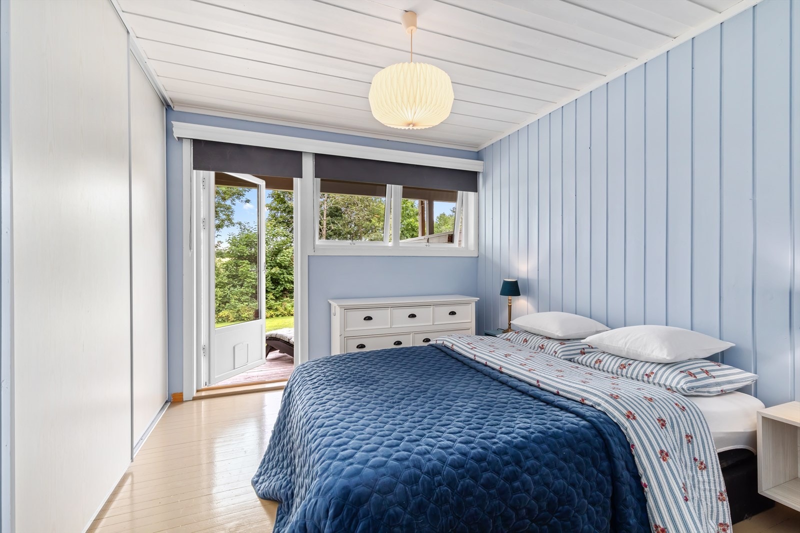 Soverom med skyvedørsgarderobe og utgang til terrassen. Galleribilde