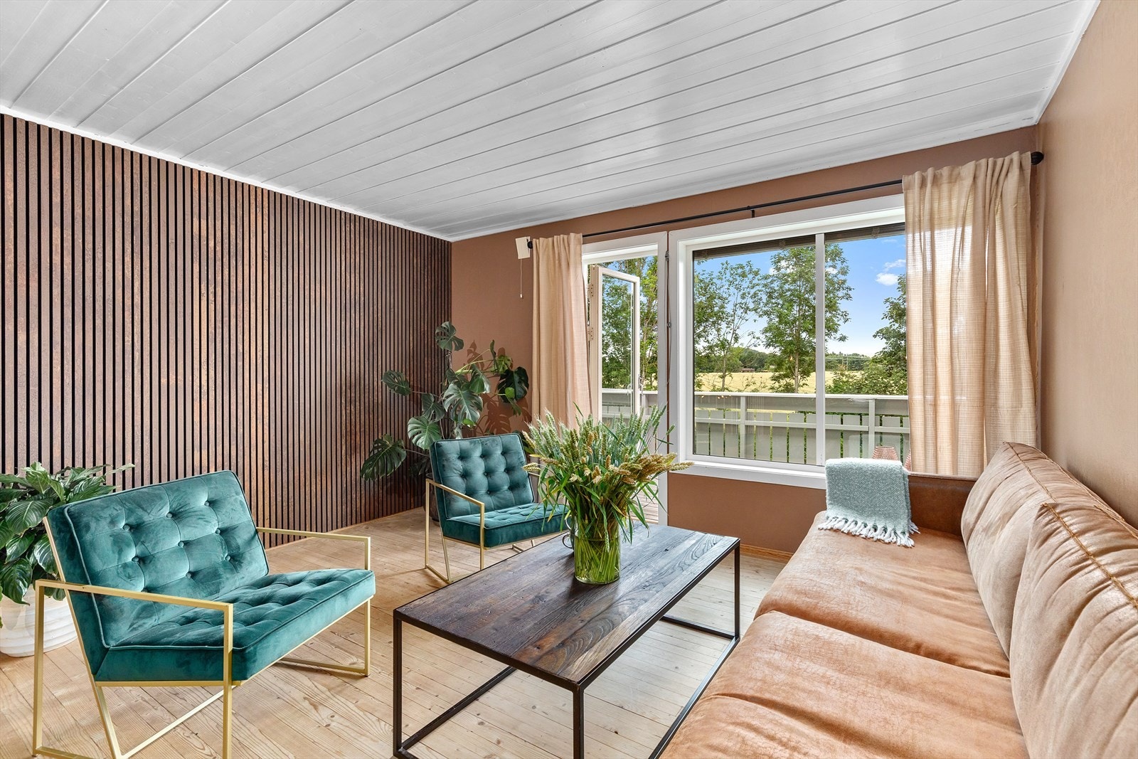 Stuen har moderne overflater, blant annet en lekker spilevegg. Galleribilde