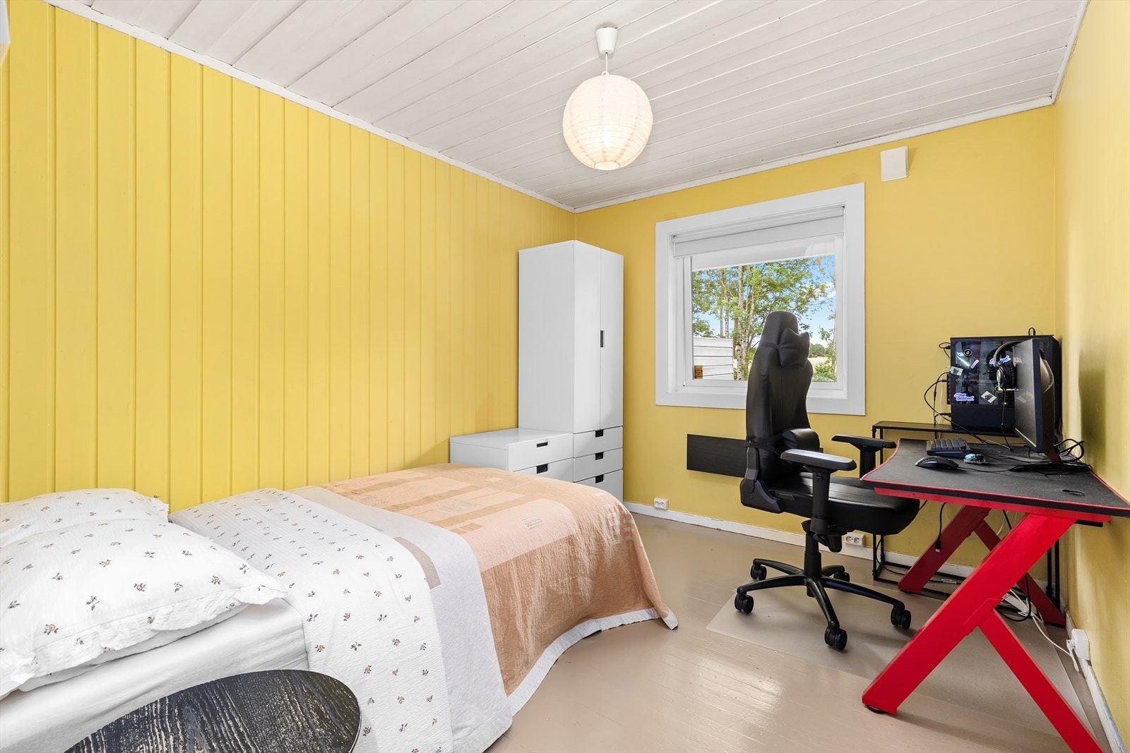 Soverom 2 med innebygget garderobeskap. Galleribilde