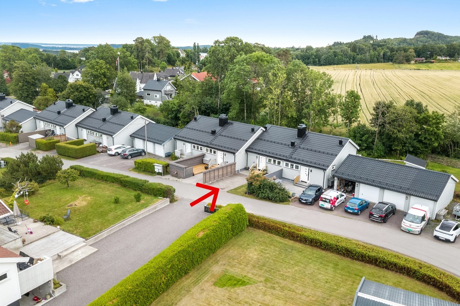 Hyggelig og barnevennlig nabolag i Holmestrand med gangavstand til skole og kort vei til det aller meste. Galleribilde