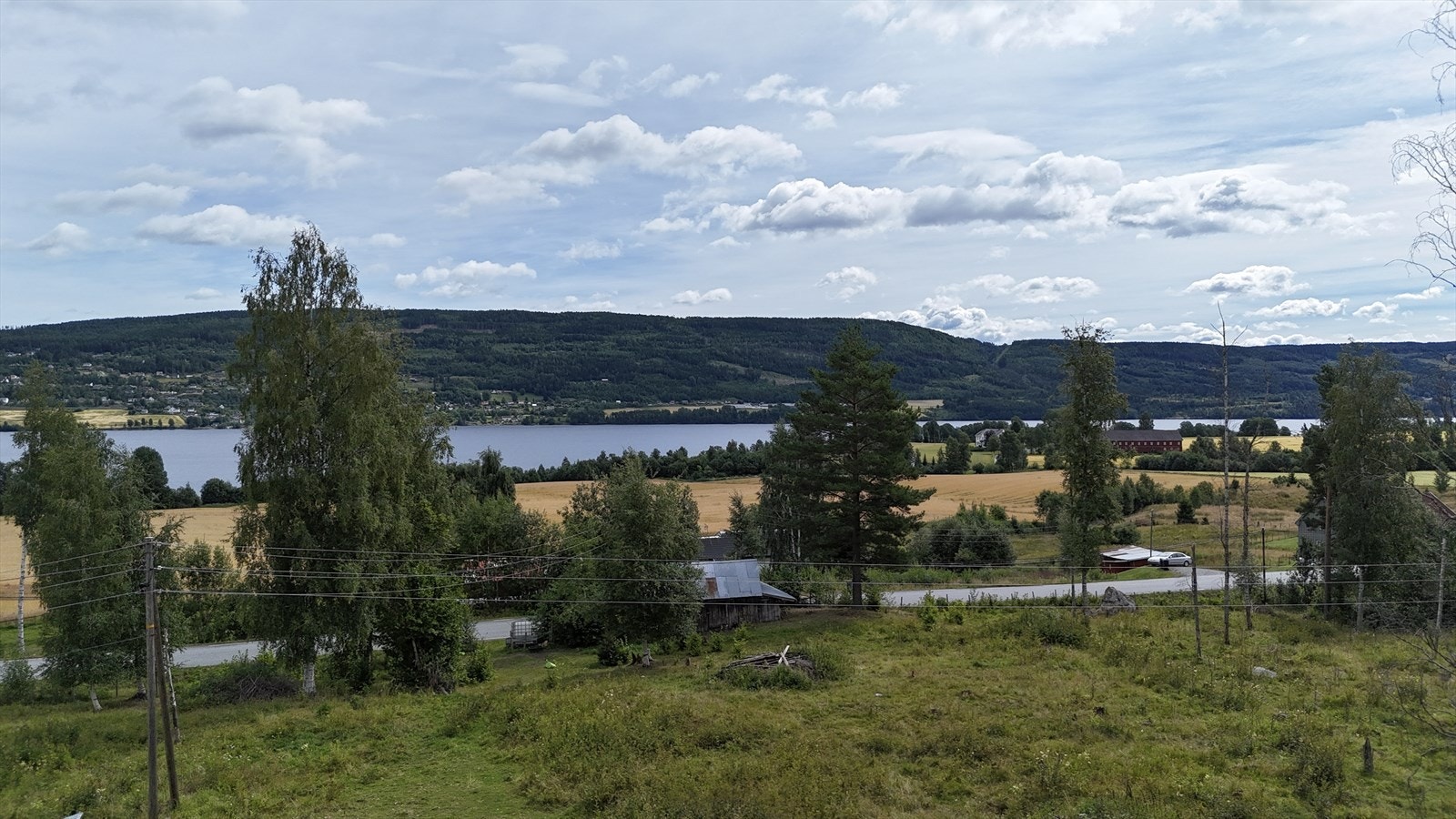 Eiendommen er totalt rett i overkant av 23 mål som utgjør areal på begge sider av vegen. Galleribilde