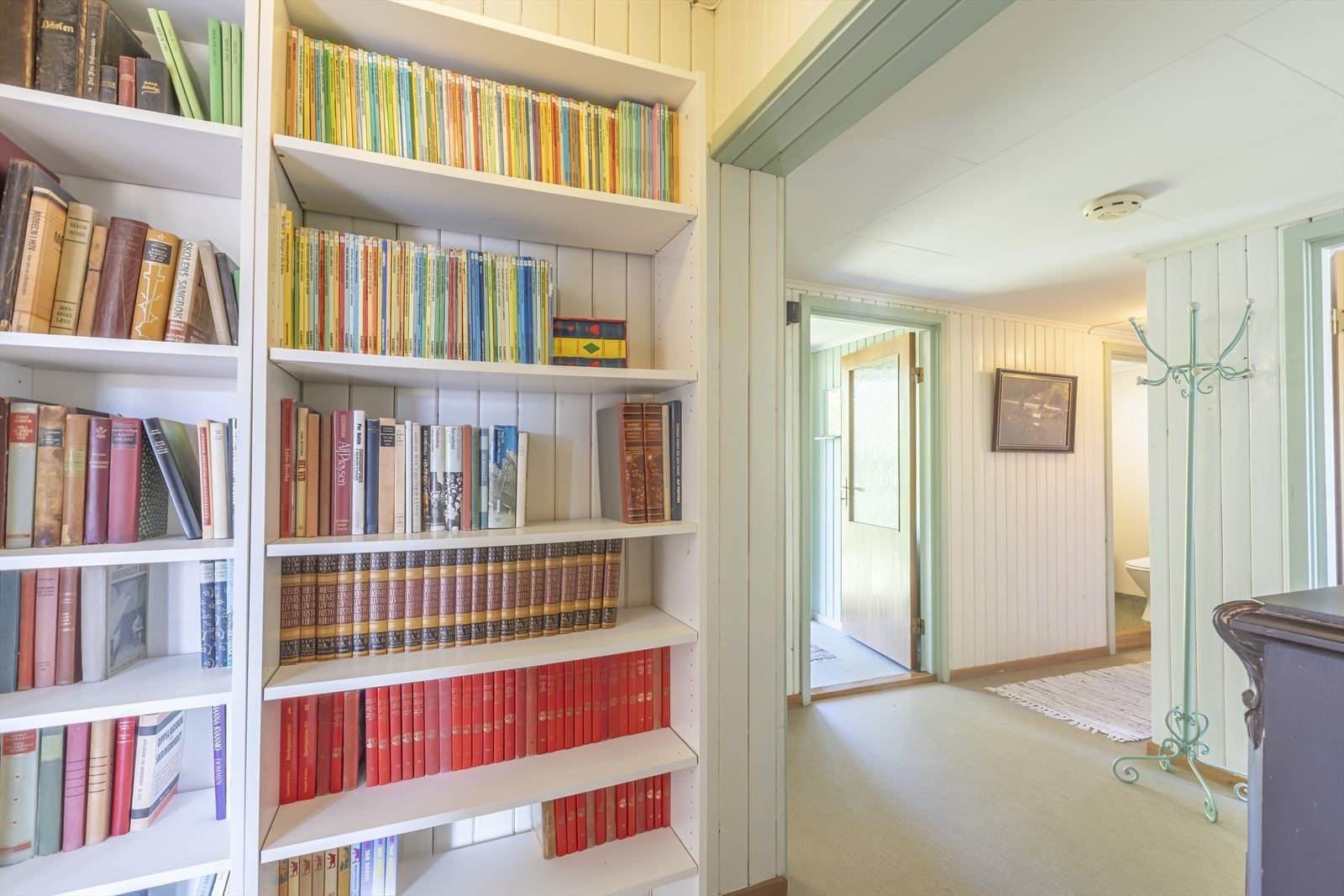 Gjennomtenkt planløsning med gang som binder husets rom sammen, samt adkomst til kjellertrapp for eventuell senere innredning. Foto: GMP Galleribilde