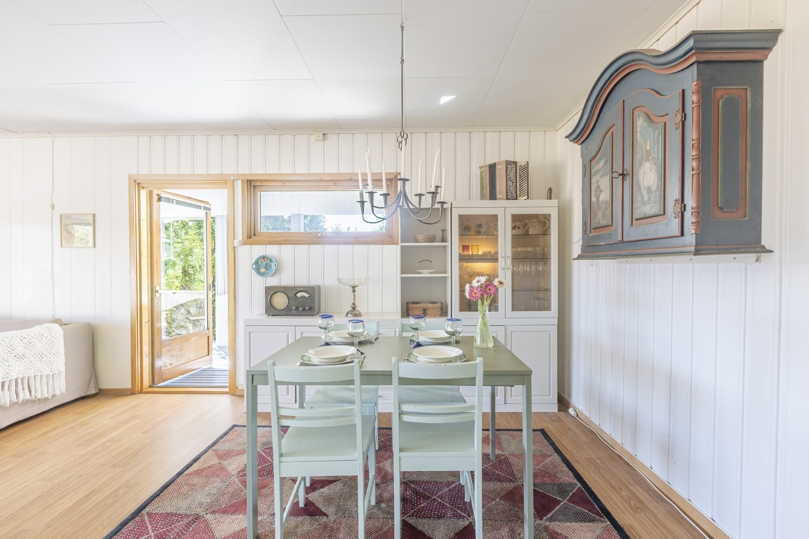 Fra stua er det også adkomst til balkongen som igjen fører til hagen. Foto: GMP Galleribilde