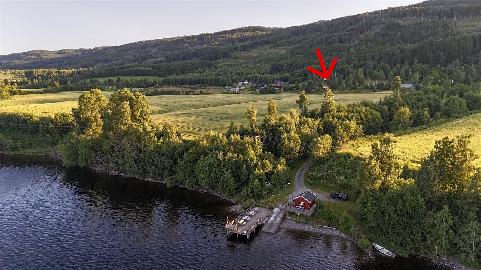 Fra eiendommen er det en kort spasertur ned til fjorden med et flott bryggeanlegg med badeplass og stupetårn. Her kan du også sette enkelt ut båten for å utforske randsfjordens fiske- og bademuligheter. Galleribilde