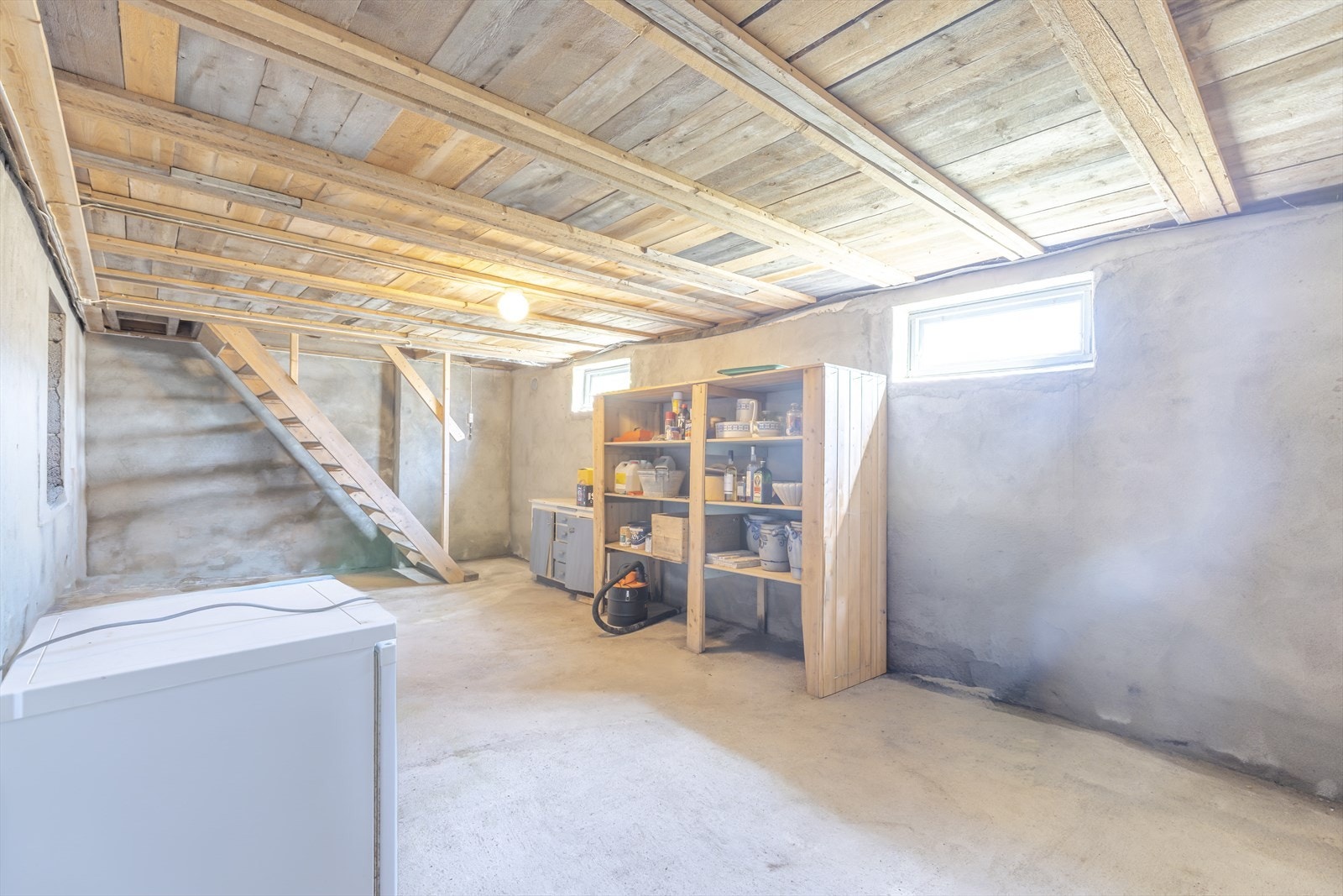 Uinnredet kjeller med adkomst fra 1. etasje og egen utgang via kjellertrapp til hagen. Foto: GMP Galleribilde
