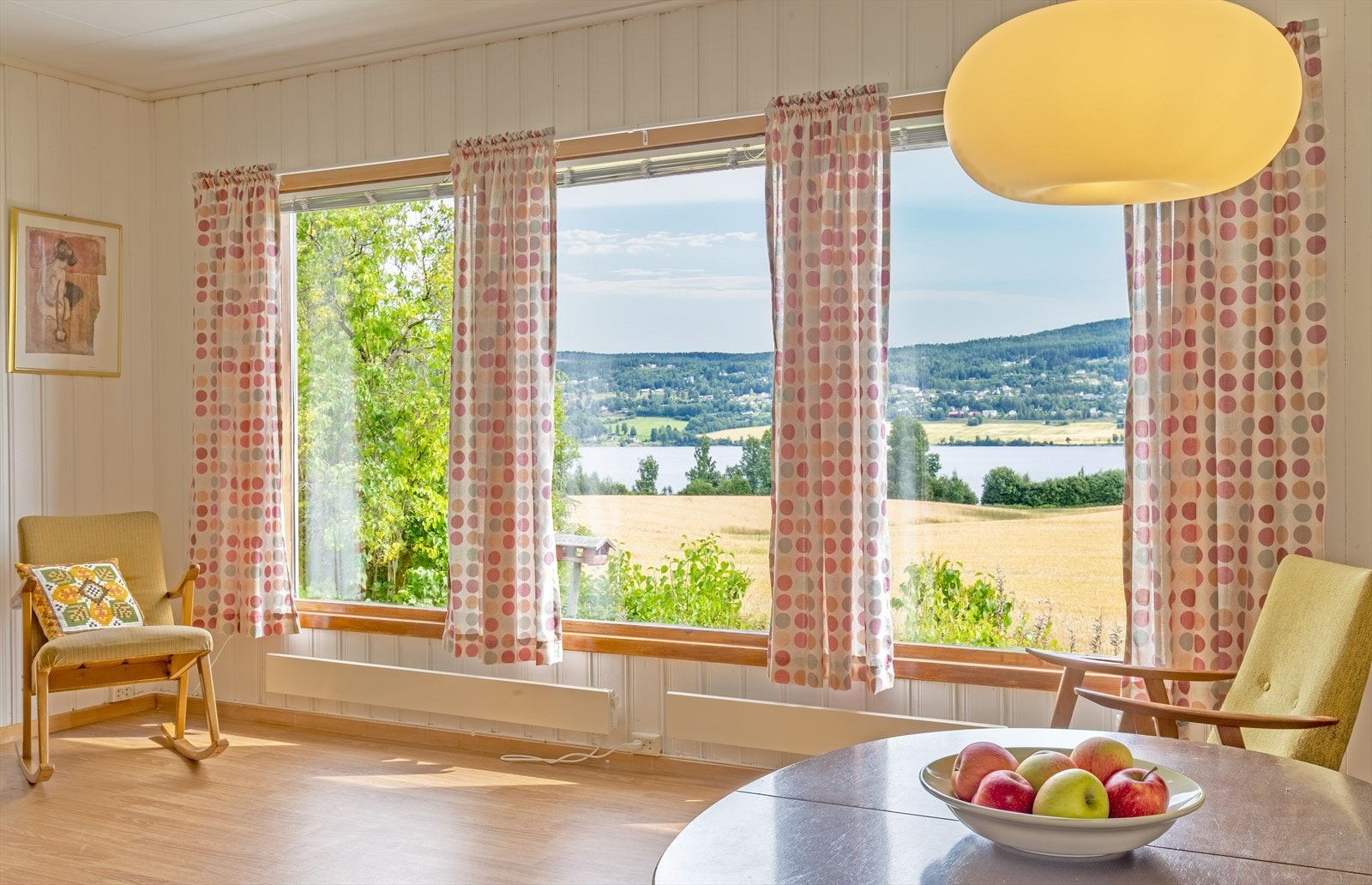 Stua har store vinduer som slipper inn godt med naturlig lys og sørger for en flott utsikt over Randsfjorden. Foto-Olsen Galleribilde