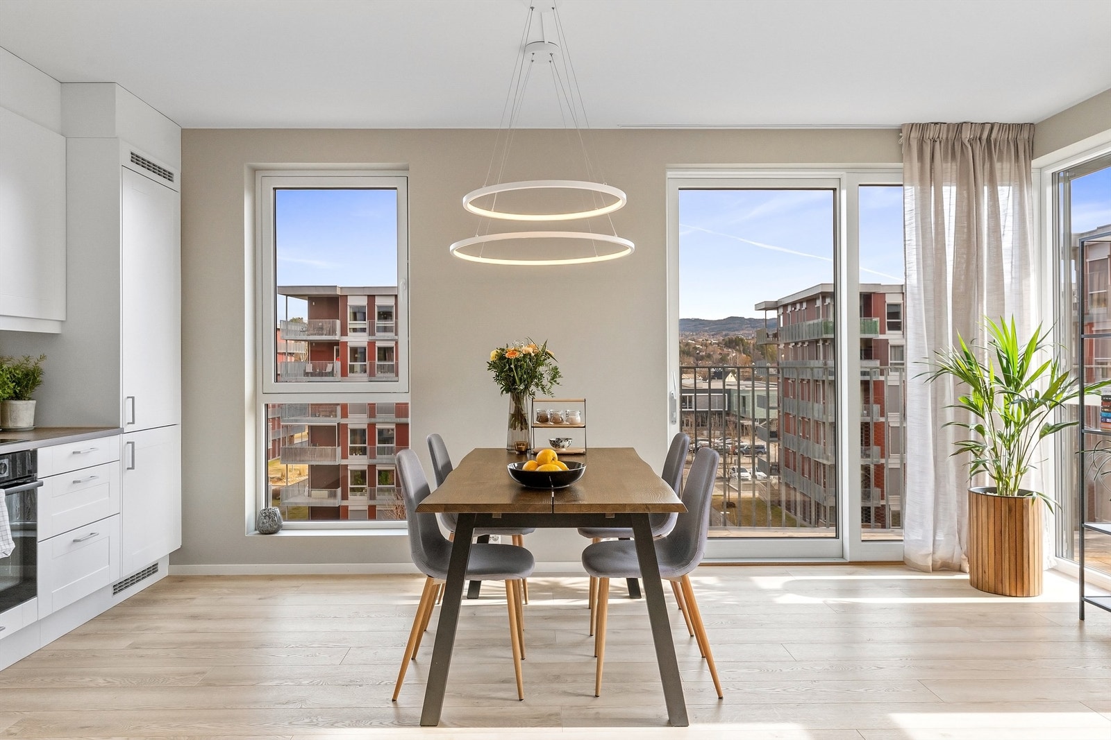 Fra stuen er det direkte utgang til den store, private terrassen. Galleribilde