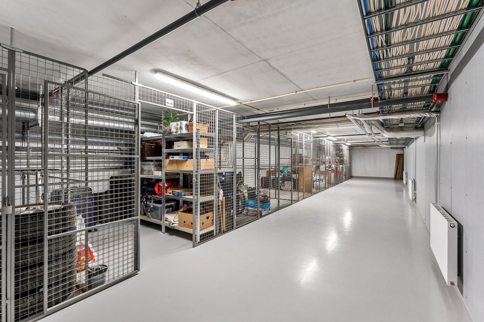 Leiligheten disponerer en romslig bod i kjelleren for ekstra lagringsplass. Galleribilde