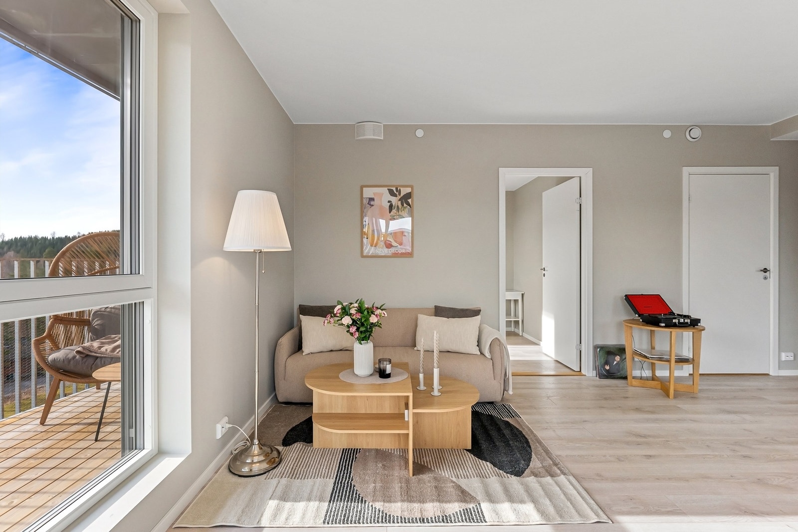 De nøytrale fargevalgene på vegger og gulv gir et godt utgangspunkt for å skape ditt eget preg. Galleribilde