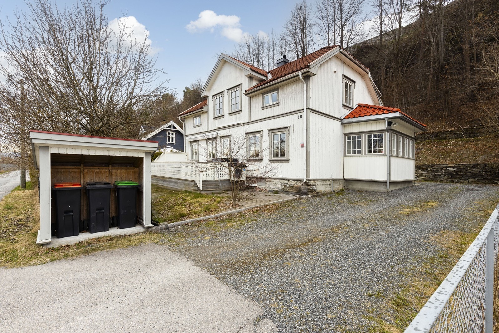Boligen ligger i et etablert boligområde som byr på gode solforhold og nærhet til både natur og nødvendige fasiliteter. Galleribilde