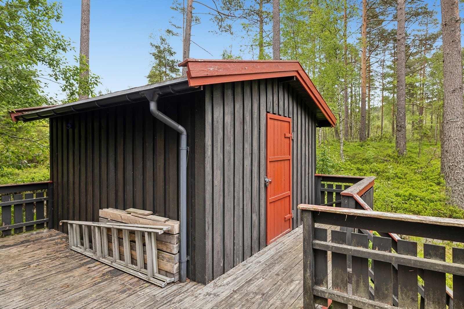 På terrassen står en frittstående, uisolert bod for lagring. (Terrassen og boden er ikke byggesøkt eller godkjent, se punkt under ferdigattest i salgsoppgaven) Galleribilde