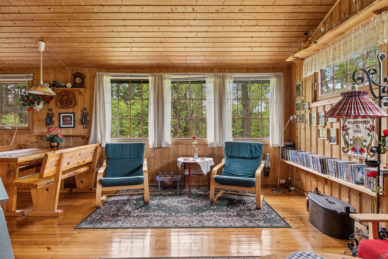 Stuen har vinduer som vender ut mot flott natur. Galleribilde