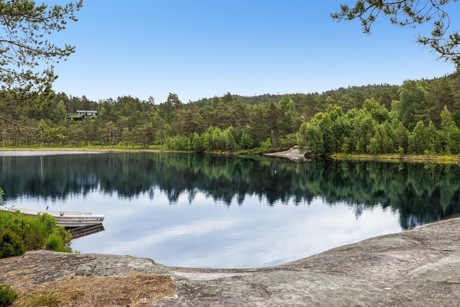 Ved vannet finnes en felles bade- og grillplass. Galleribilde