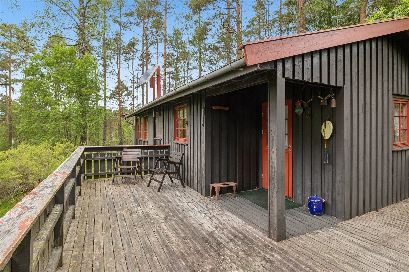 Stor terrasse på 28 kvm rundt hytta med god plass til utemøbler og grillutstyr. Galleribilde