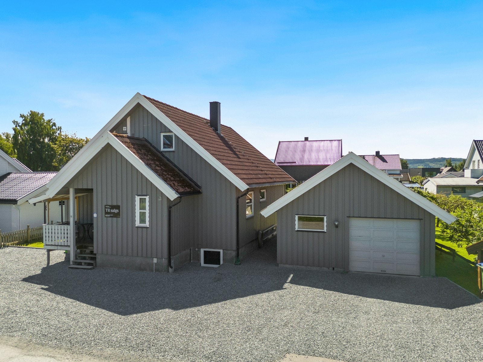 Stor gårdsplass og garasje med hobbyrom i bakkant Galleribilde