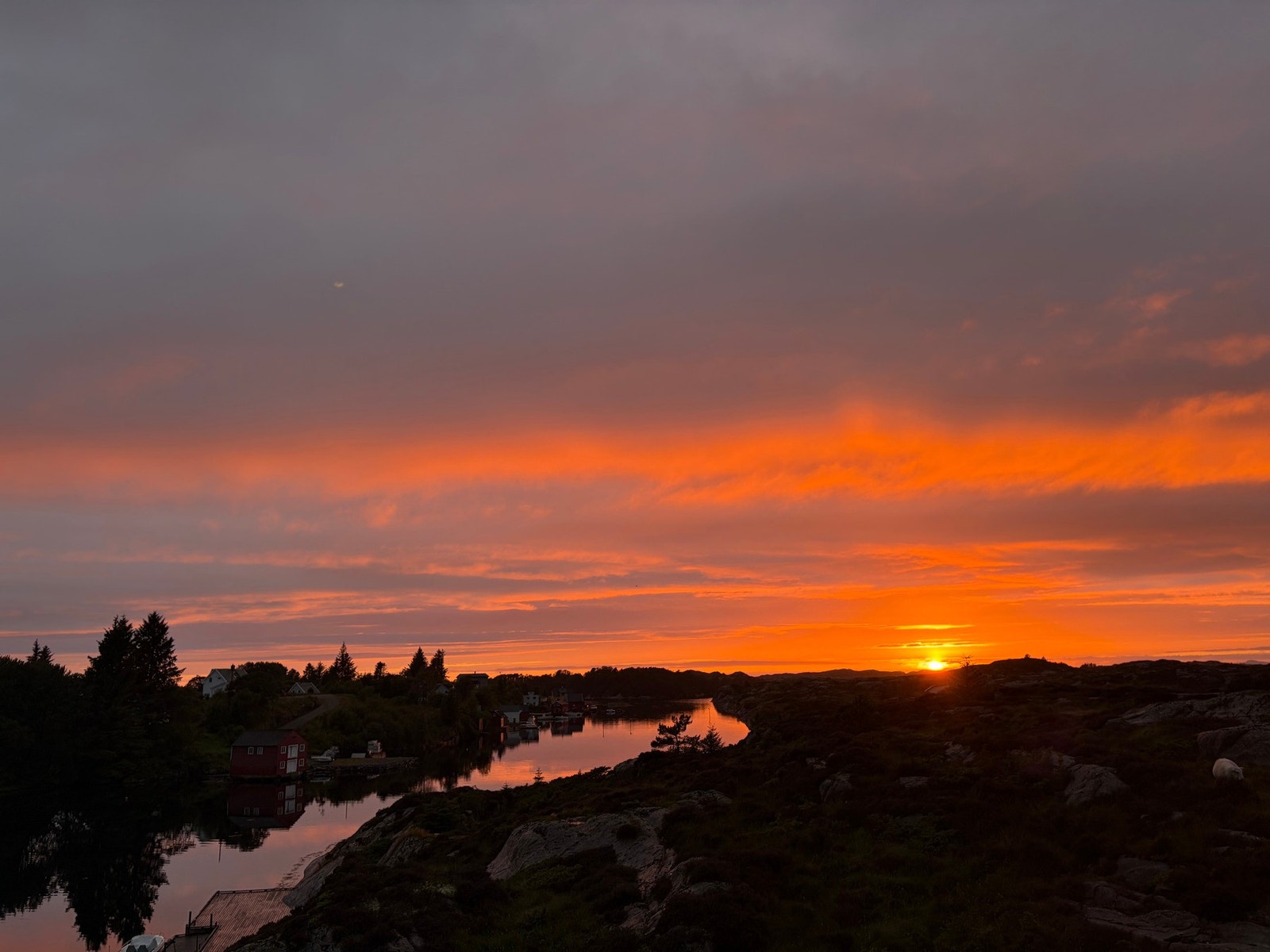 Nyt vakre solnedganger fra eiendommen (Selgers private bilder). Galleribilde