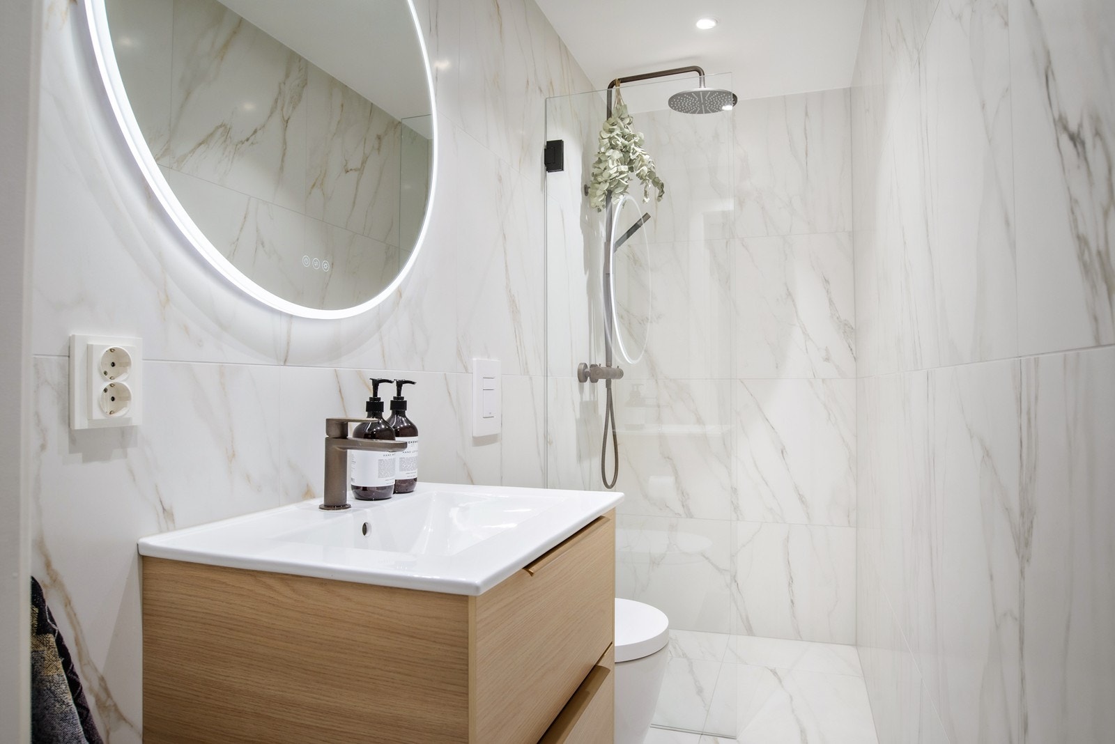 Pent og moderne bad med downlights i taket Galleribilde