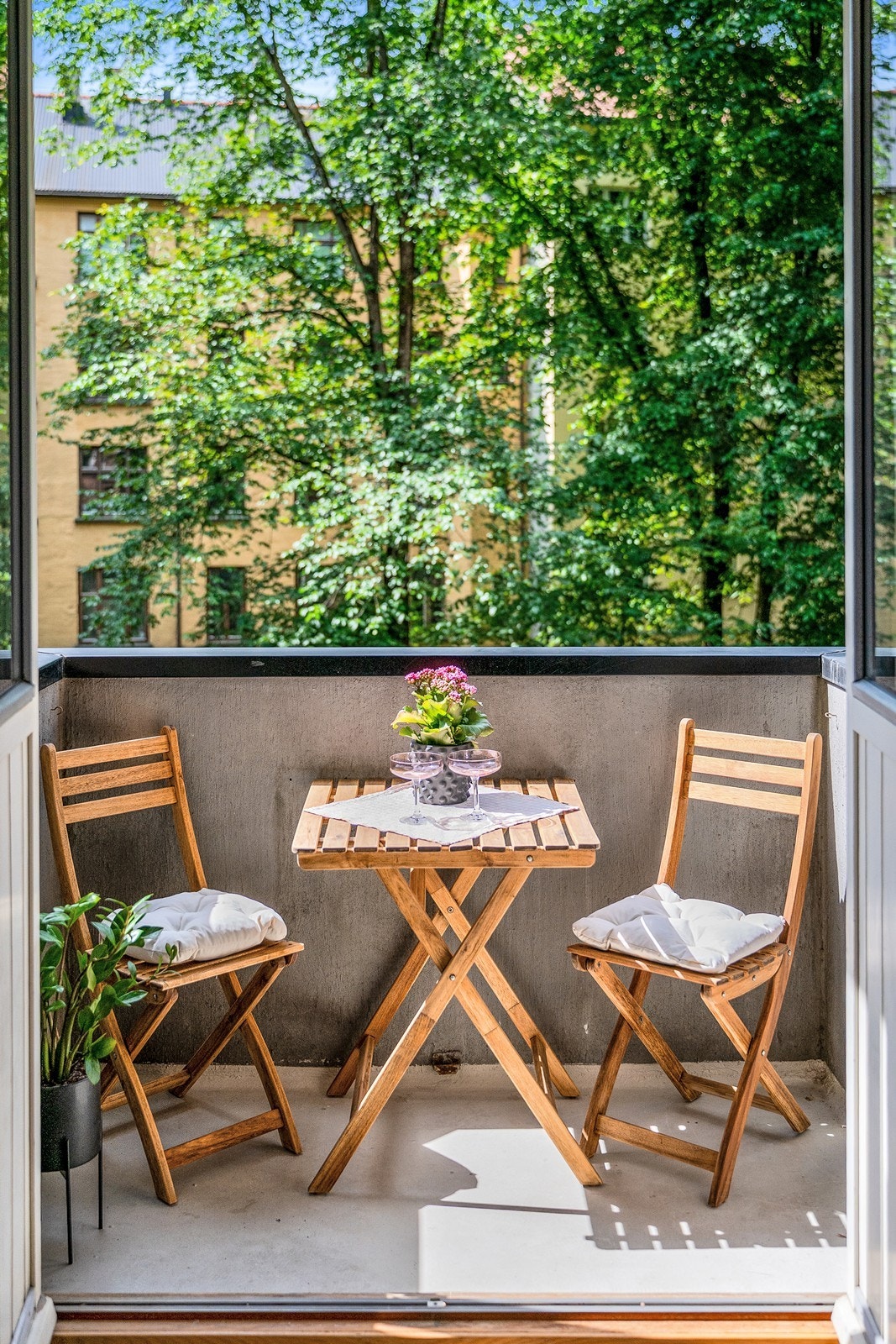 Balkongen ligger sydvendt og har gode solforhold Galleribilde