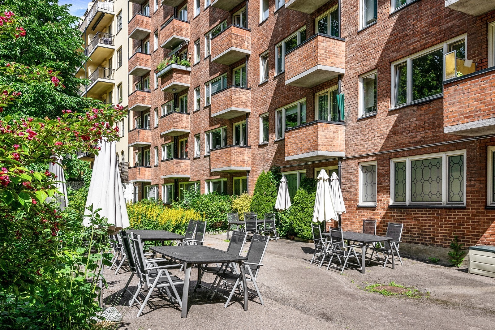 Flott uteplass med mulighet til sosiale sammenkomster. Her kan du trekke deg tilbake i en ellers hektisk hverdag! Galleribilde