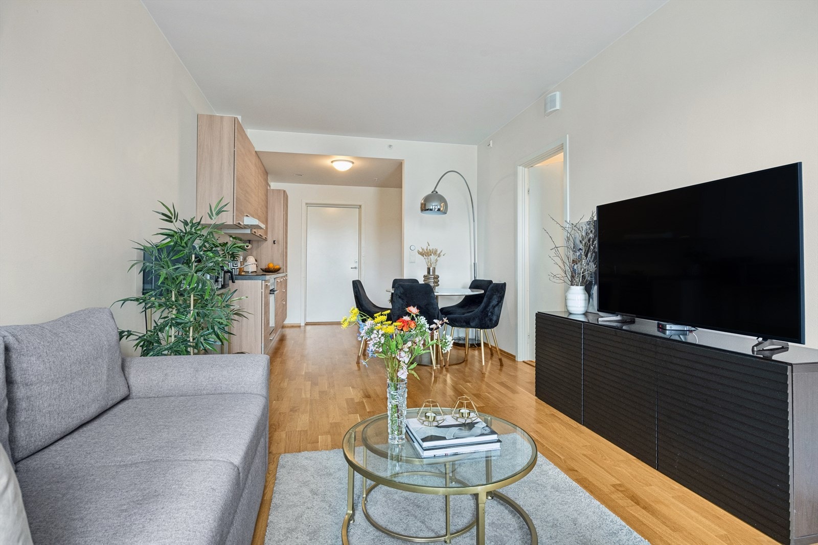I stuen har man rom for å møblere med både sofa- og spisegruppe. Galleribilde