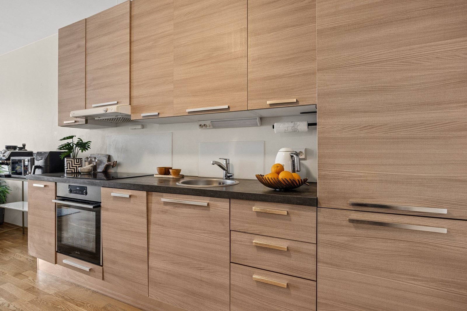 Kjøkkeninnredning fra Gorenje med medfølgende hvitevarer. Kjøkkenet er tidløst innredet. Galleribilde