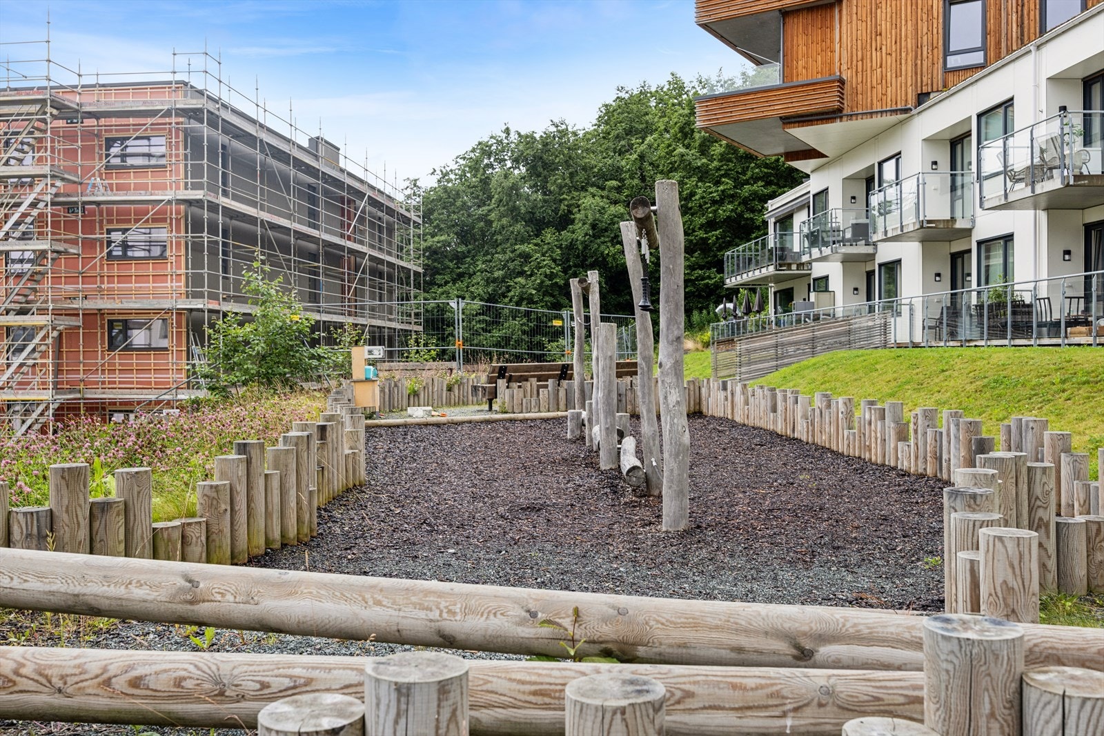 Lekeplass på området, og kort vei til Lund barnehage. Galleribilde