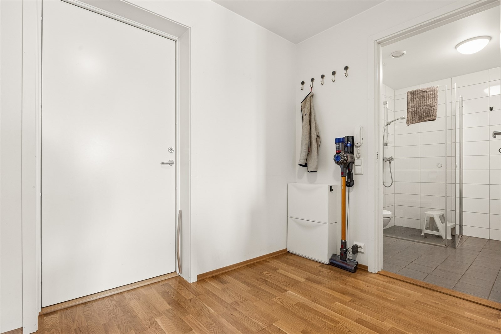 God plass til oppbevaring av yttertøy og sko i entreen. Galleribilde