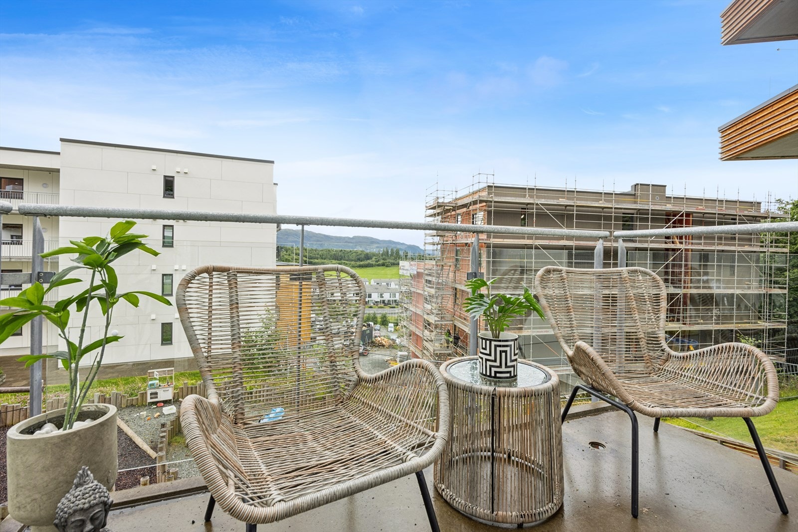 Balkongen på 7 m² gir god plass til en sittegruppe. Galleribilde
