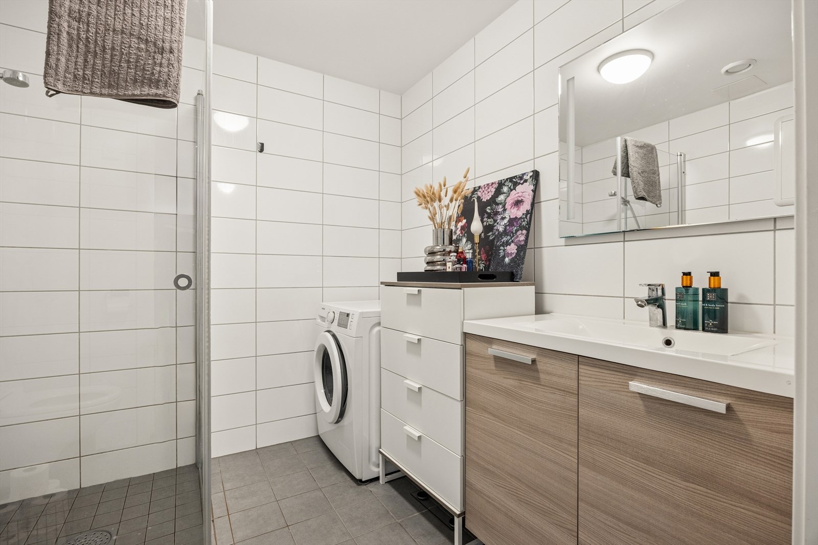 Moderne bad fra 2019 med flislagte overflater og balansert ventilasjon. Galleribilde