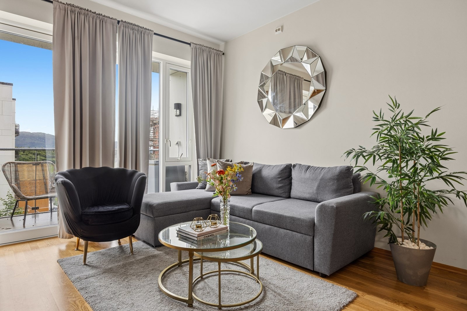En lys og innbydende leilighet i en nyere boligblokk fra 2019. Galleribilde