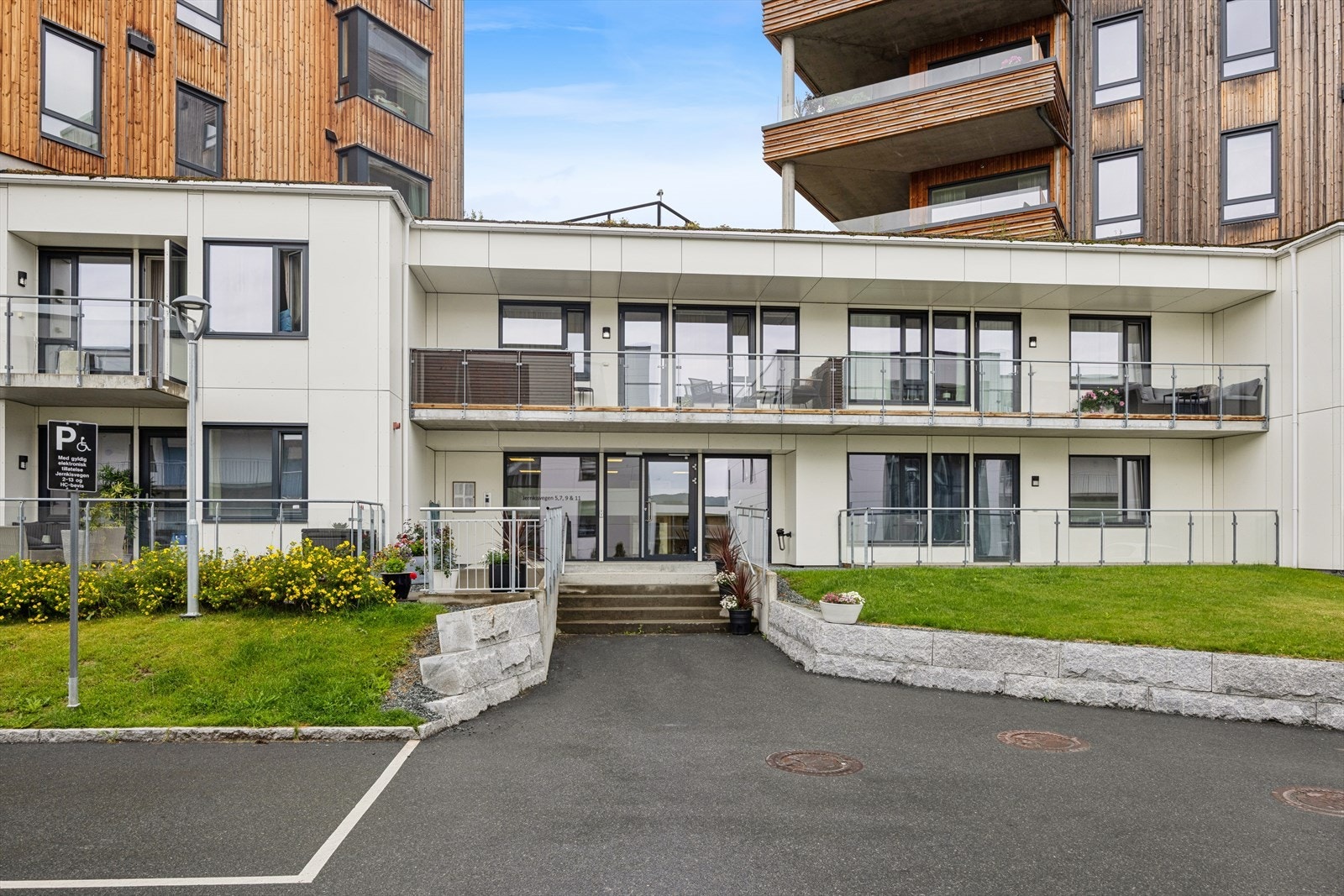 Leiligheten ligger i Sameiet Høisethtoppen, et moderne boligbygg fra 2019. Galleribilde