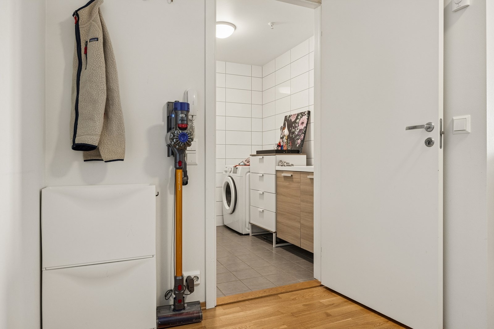 Entré med parkettgulv og direkte tilgang til badet. Galleribilde