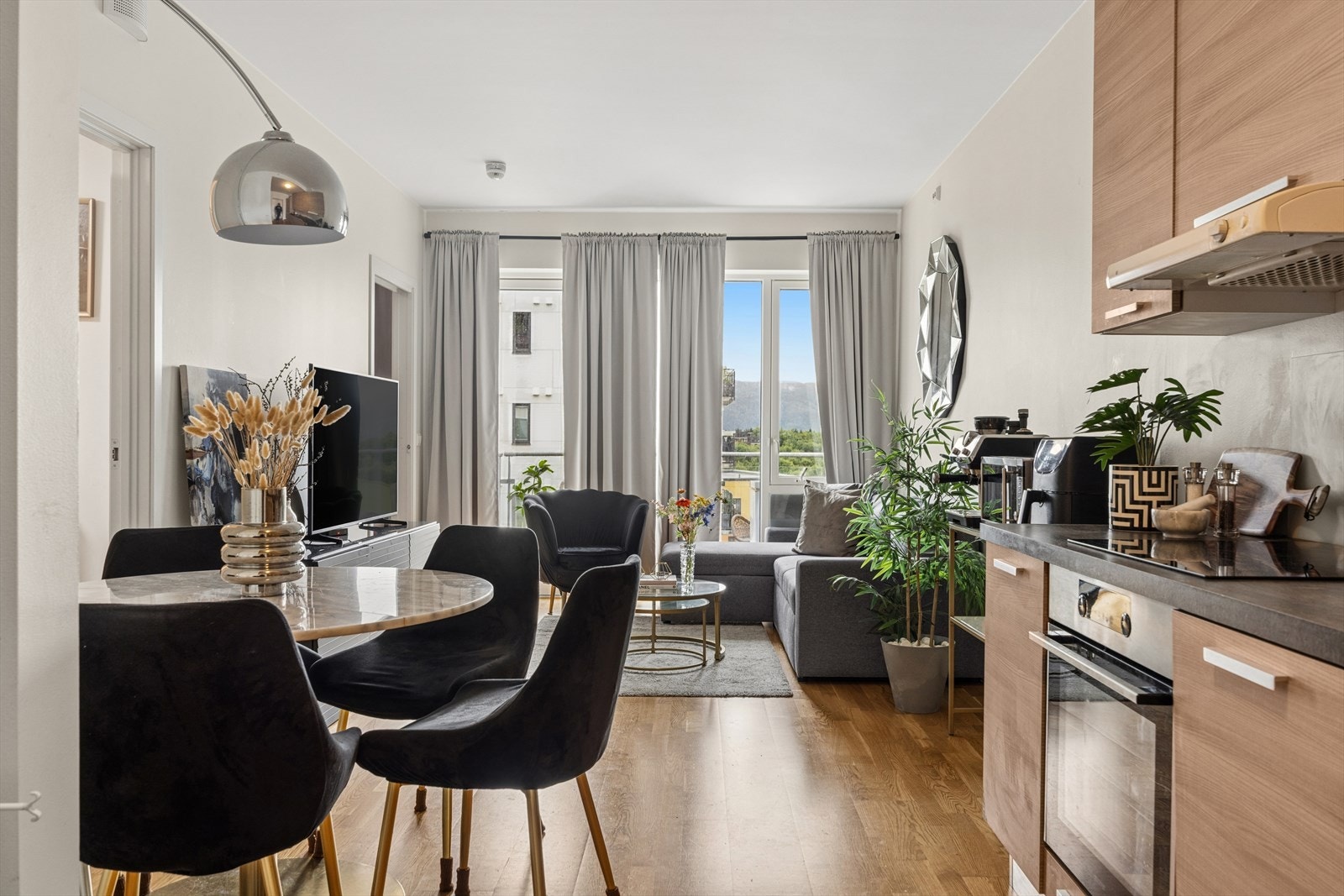 Kjøkkenet er en integrert del av stuen, med plass til spisebord. Galleribilde