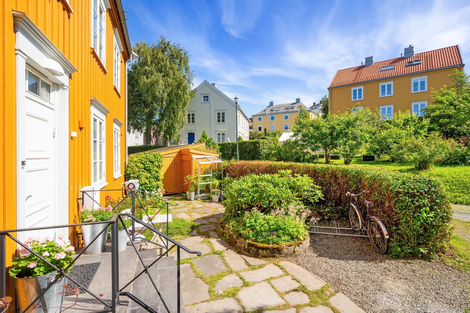 Boligen har fantastiske uteområder med fint grøntareal og flere sittegrupper. Galleribilde