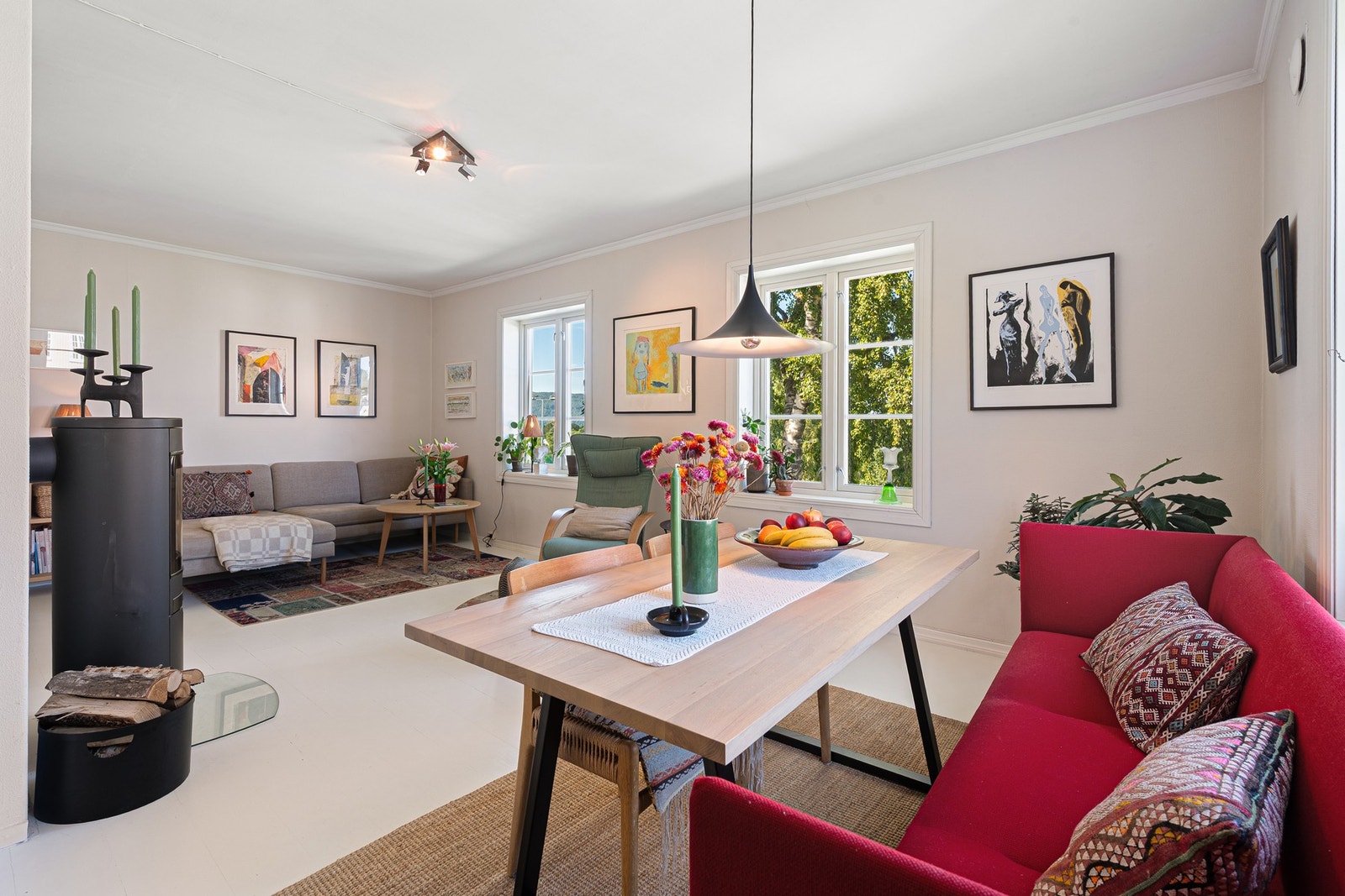 Stor stue med god plass til flere sittegrupper. Galleribilde