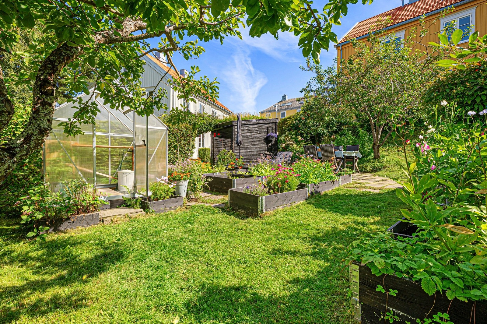Boligen disponerer en fantastisk hageparsell med fine grøntarealer og uteplass. Galleribilde