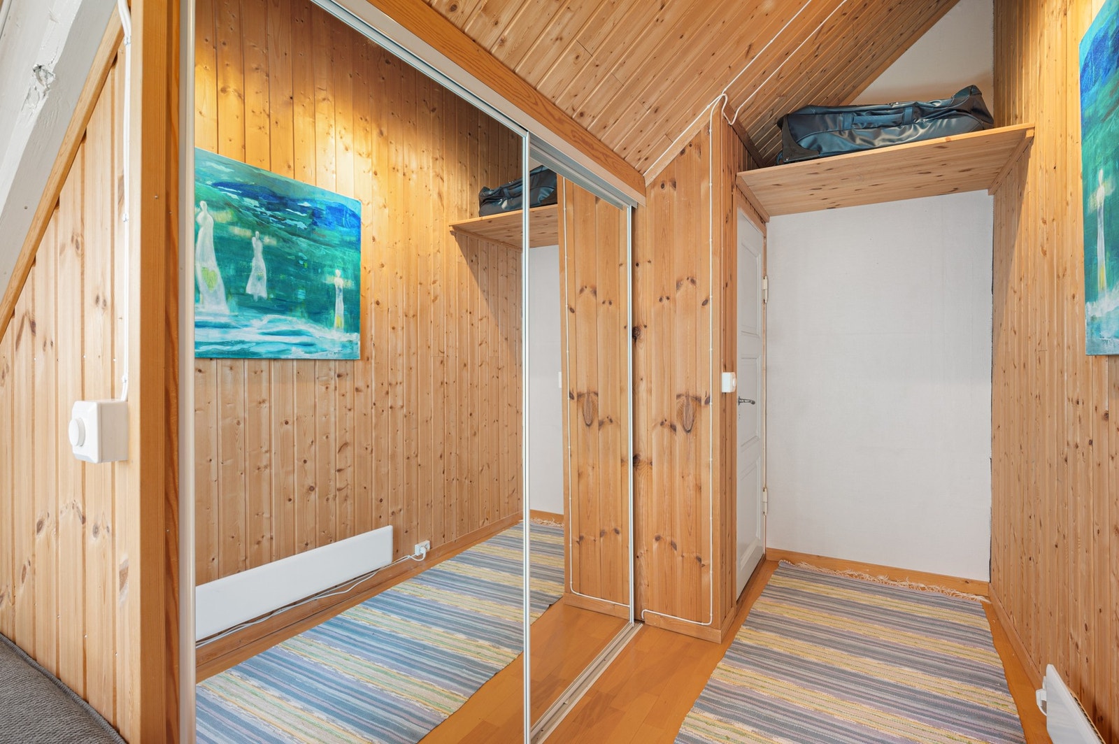 Loftet har parkett på gulv og panel på vegger og i himling. Galleribilde