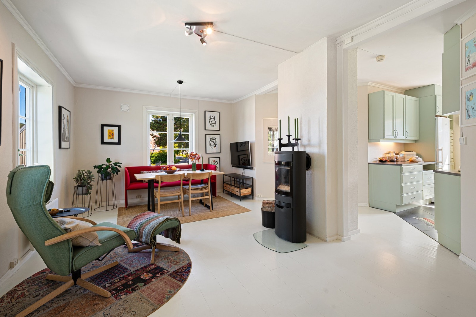 Stuen er på 27,9 kvadratmeter med god plass til både spisebord og sofagruppe. Galleribilde