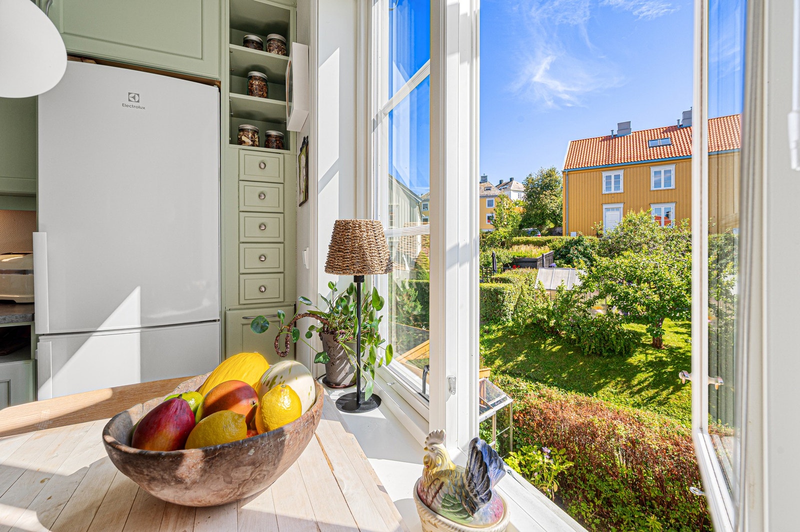 Fra frokostbordet har du utsyn til borettslagets flotte fellesområder. Galleribilde