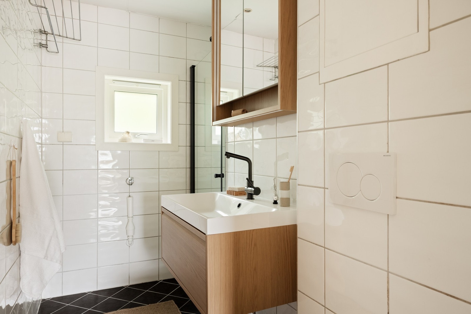 Badet måles til 3,6 kvm. er helfliset og innredet med dusjhjørne, servantinnredning, toalett og opplegg for vaskemaskin. Galleribilde